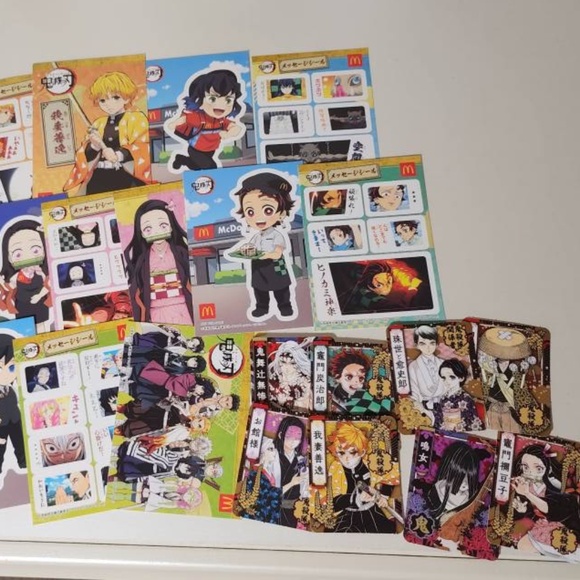 Demon slayer manga books, plushie and action figures - Picture 6 of 12